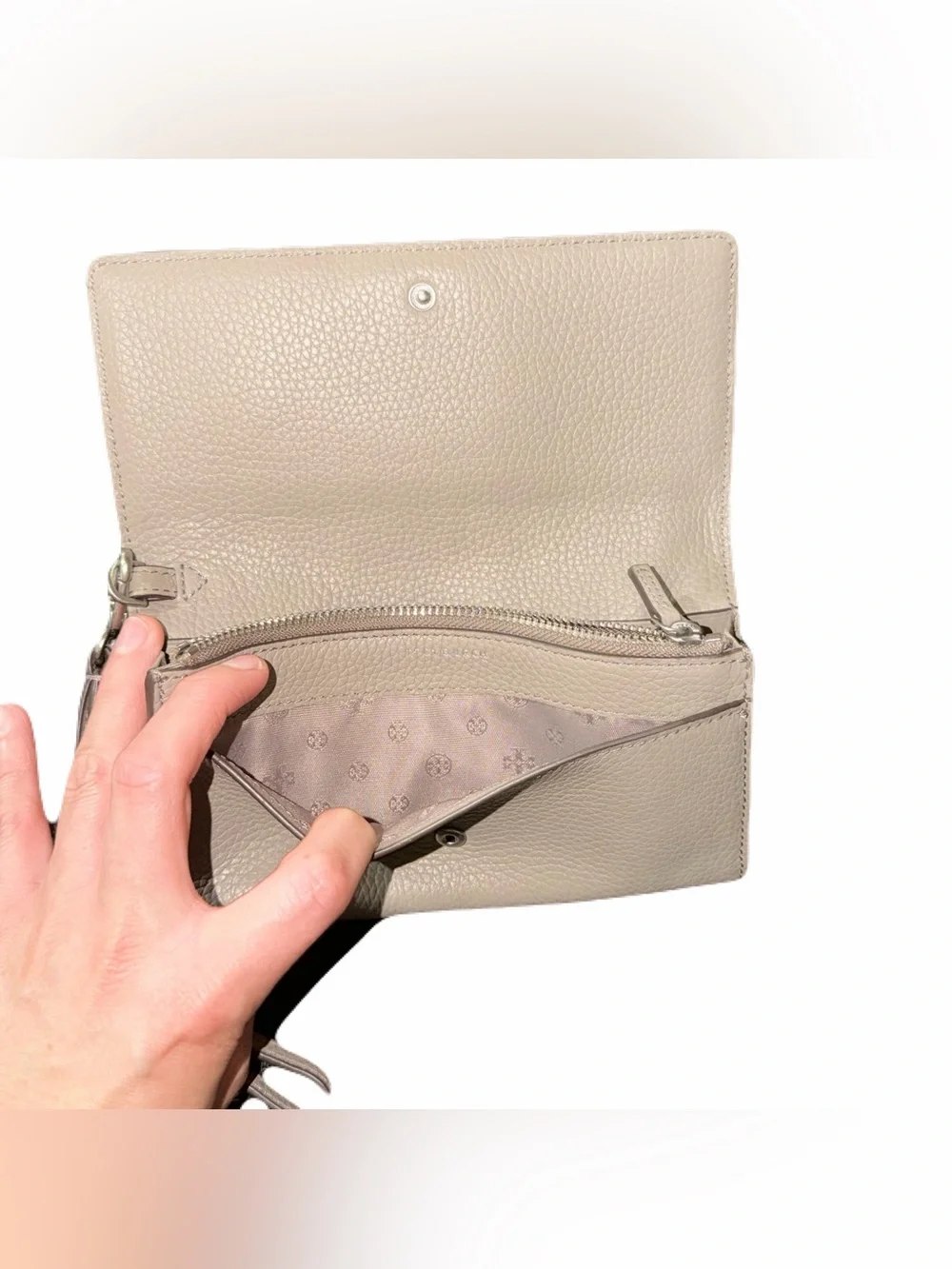 Tory Burch Britten Pebbled Leather Smartphone Wallet Wristlet Clutch Gray Silver